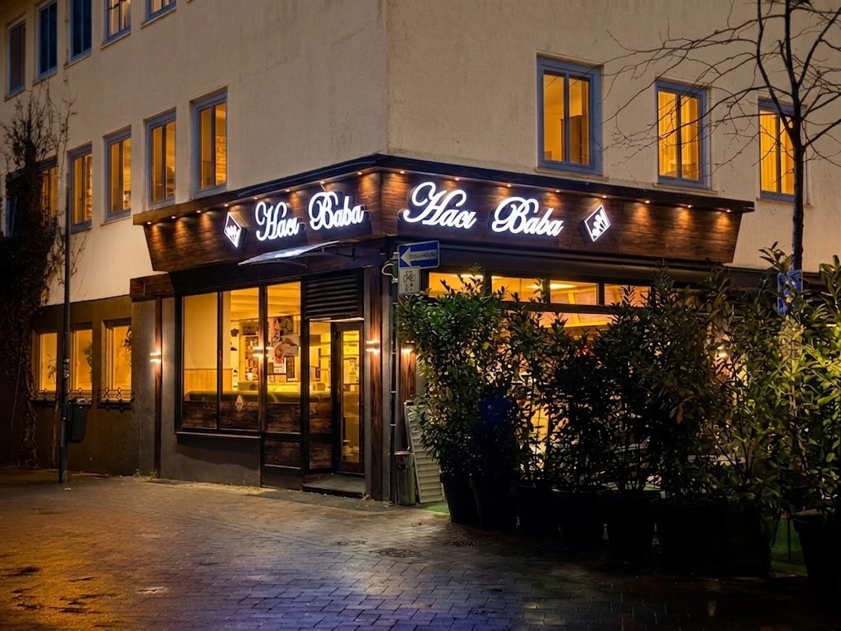 Haci Baba Holzkohlegrill – beleuchtete Restaurant-Fassade am Abend, Ükern 23 in Paderborn